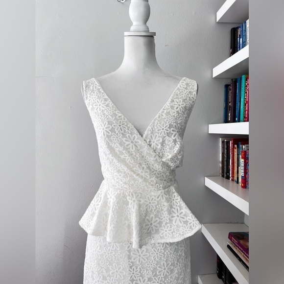 Trina Turk Embroidered White Peplum Sheath Dress Size 14 New with tags - Picture 3 of 15